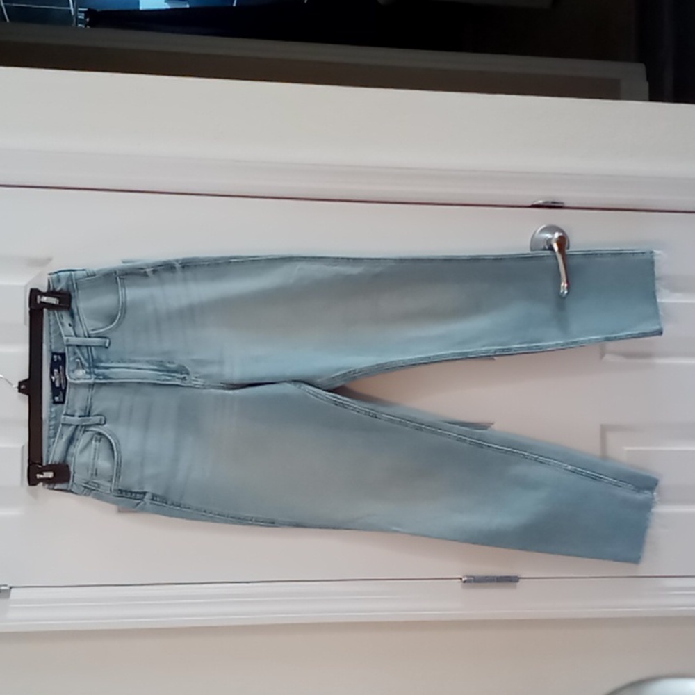 Hollister Ultra High Rise Mom Jean Size 3 W26 L27 Light Wash Raw Hem